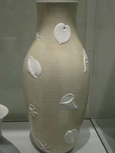 Giuseppe Gariboldi vaso con decori marini per Richard Ginori