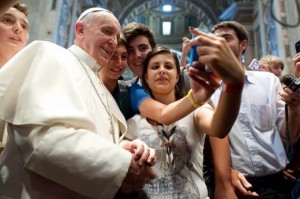 Papa Francesco con alcuni giovani