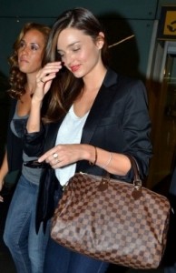 35 miranda-kerr-e-bauletto-vuitton