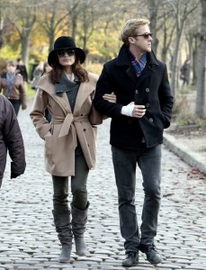 EVA MENDES ET RYAN GOSLING SE PROMENENT AU PERE LACHAISE