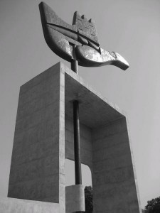 18 Le-Corbusier-s-Open-Hand-Sculpture-0